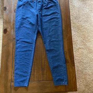 Light weight denim jeggings soft, wideband waist for added comfort skinny ankle.